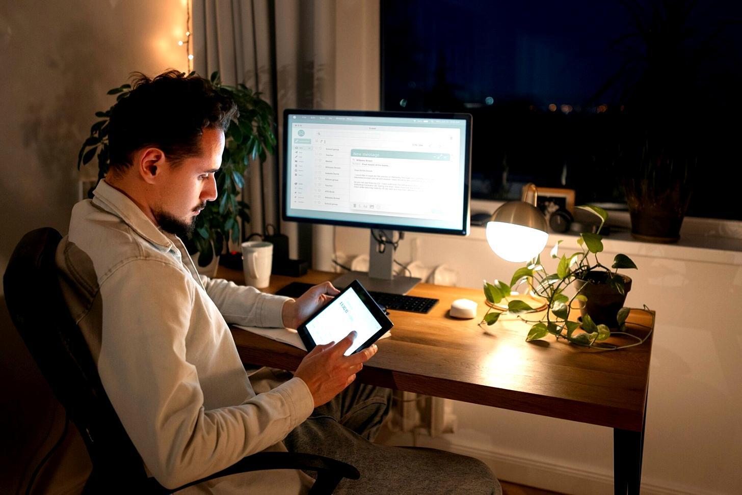 Étudiant gérant ses finances avec documents administratifs français