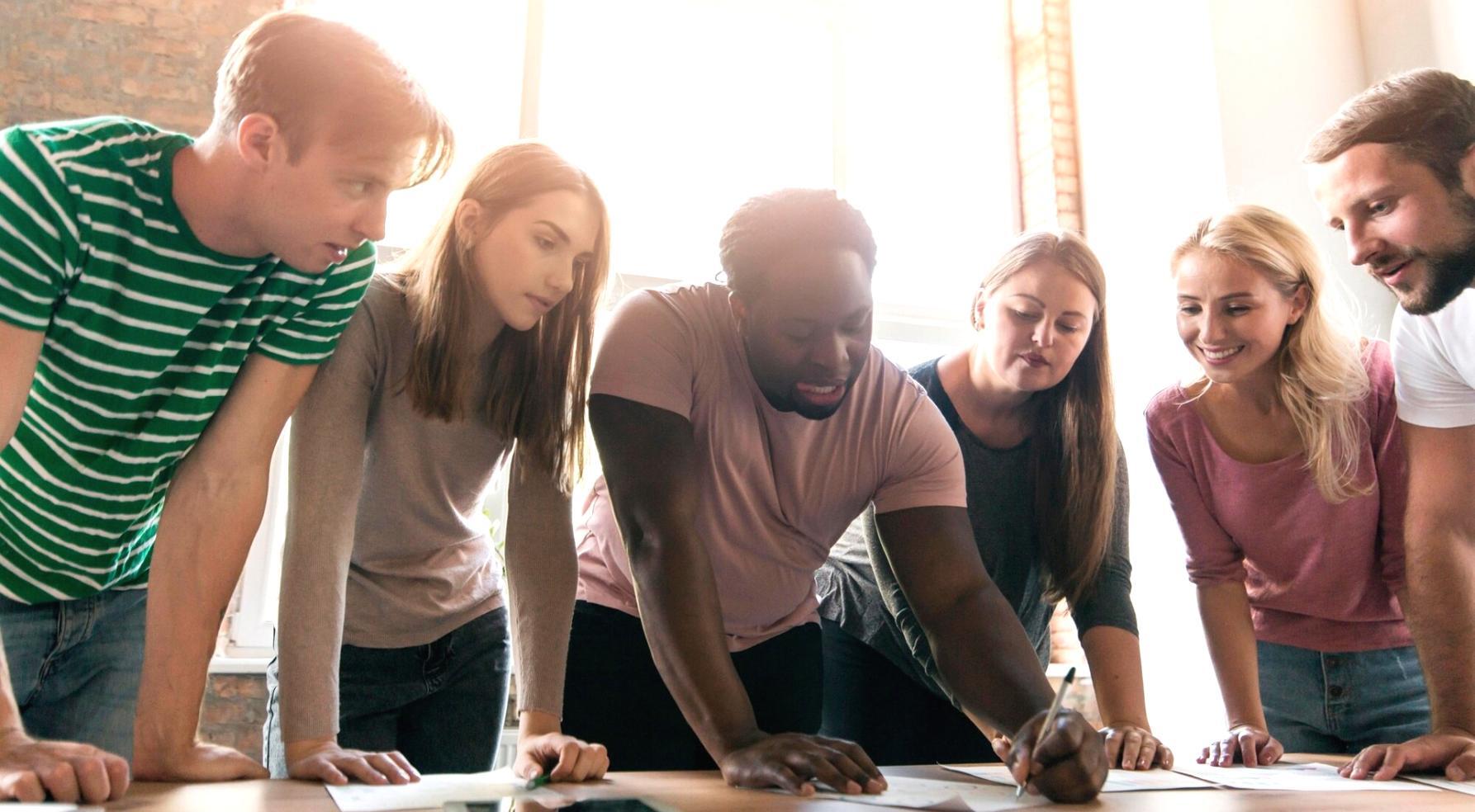 Participants en session de formation budgétaire