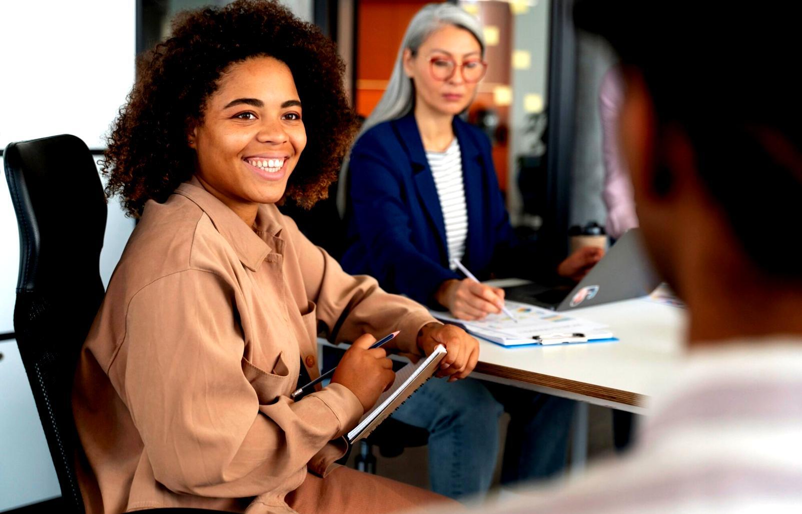 Équipe travaillant ensemble sur des analyses budgétaires